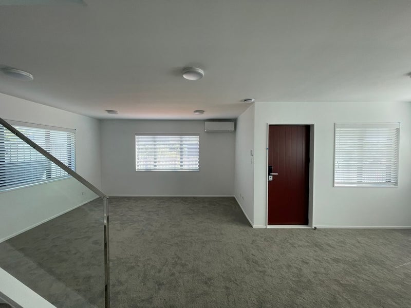 1 Mona Vale, West Harbour, Auckland - Carousel 2