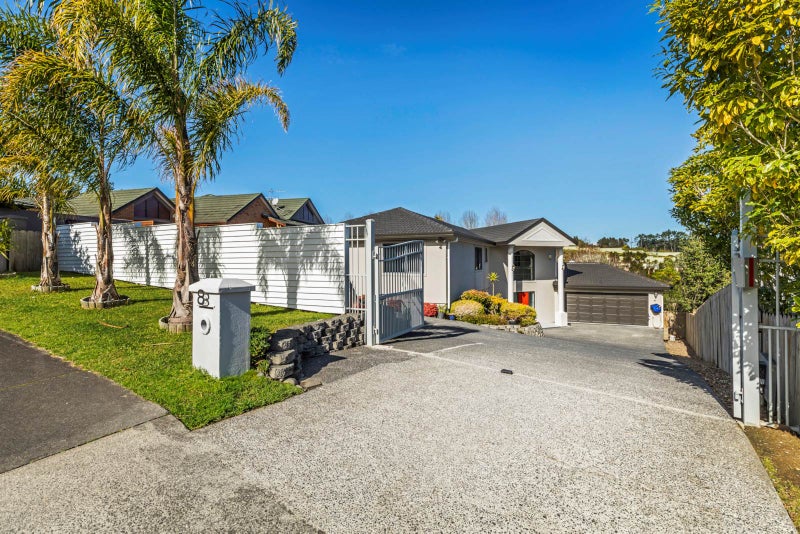 8 Baulcomb Parade, Windsor Park, Auckland - Carousel 1