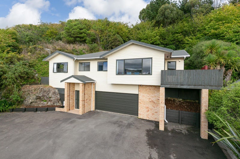 5A Bishops Glen, Tawa, Wellington - Carousel 1