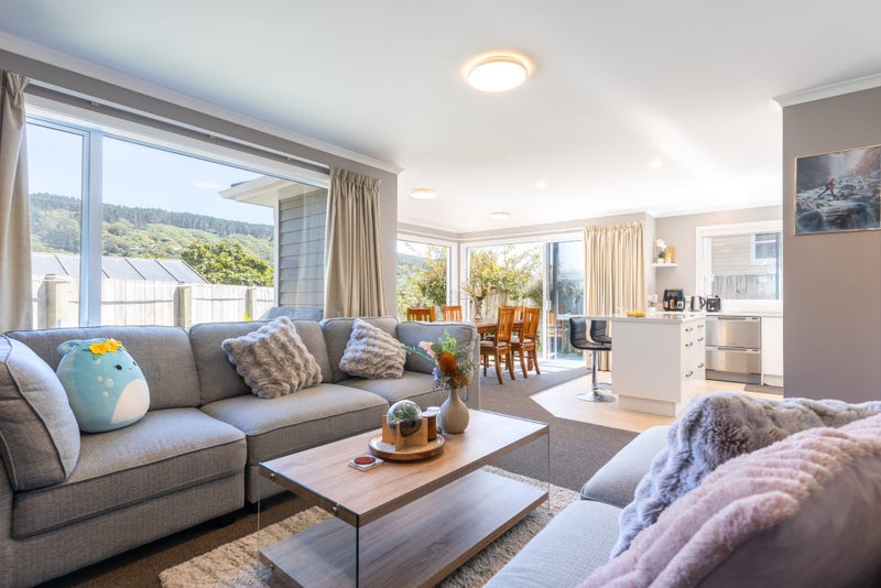 10 Larsen Crescent, Tawa, Wellington - Carousel 2