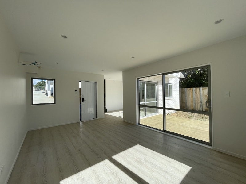 42D Tirimoana Road, Te Atatu South, Auckland - Carousel 2