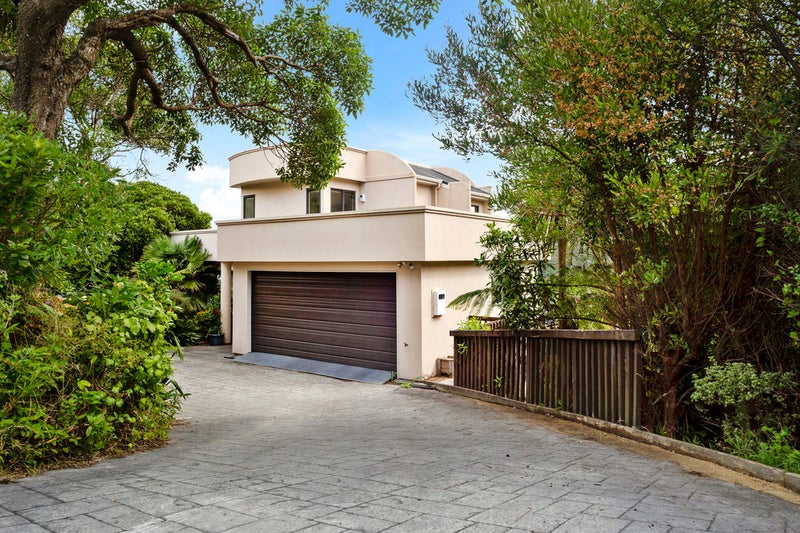 8 Green Park Lane, Korokoro, Lower Hutt - Carousel 1