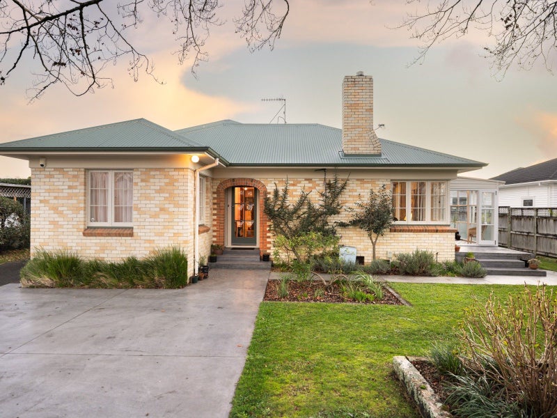 27 Casey Avenue, Fairfield, Hamilton - Carousel 1