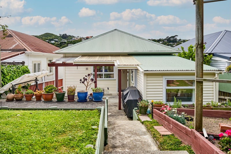 14 Waikato Street, Island Bay, Wellington - Carousel 2