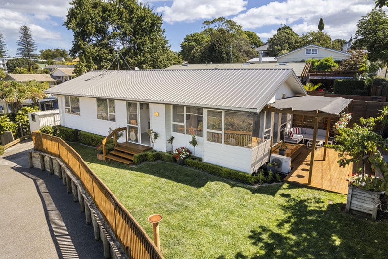27A Selwyn Road, Cockle Bay, Auckland - Carousel 1