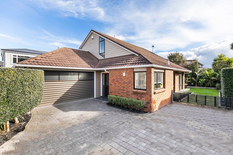 2/15 Queensway, Three Kings, Auckland - Carousel 1