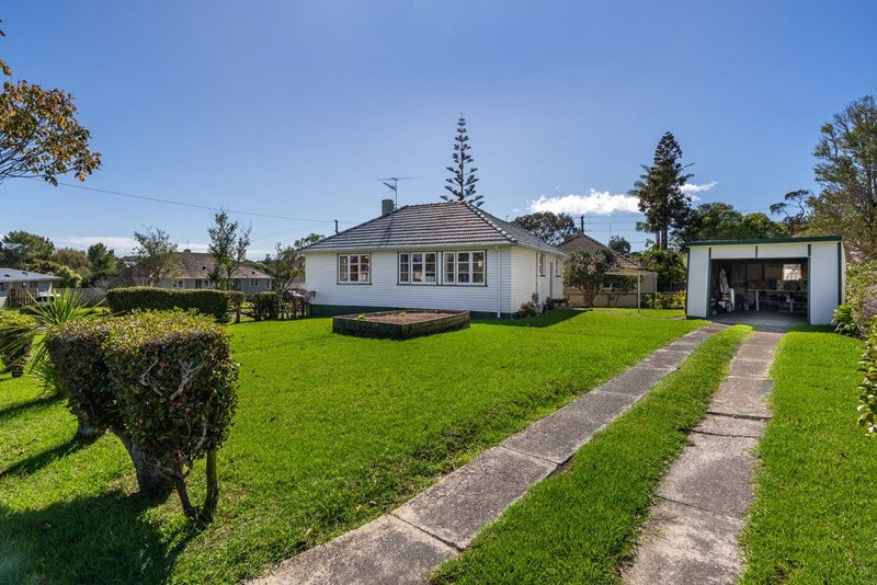 13 Philomel Crescent, Bayswater, Auckland - Carousel 1