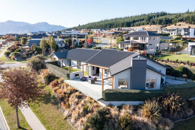 2 Urquhart Place, Wānaka - Carousel 1