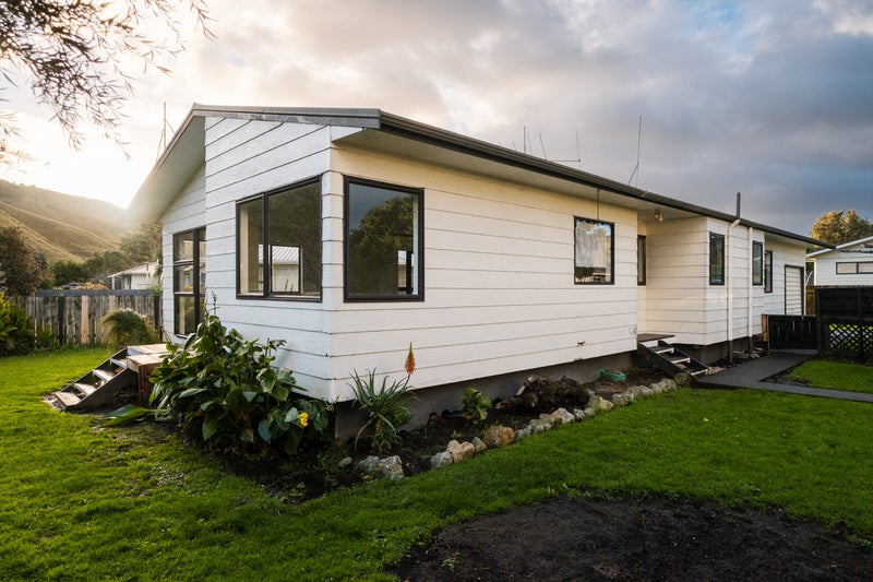 16 Edelsten Place, Tamarau, Gisborne - Carousel 1