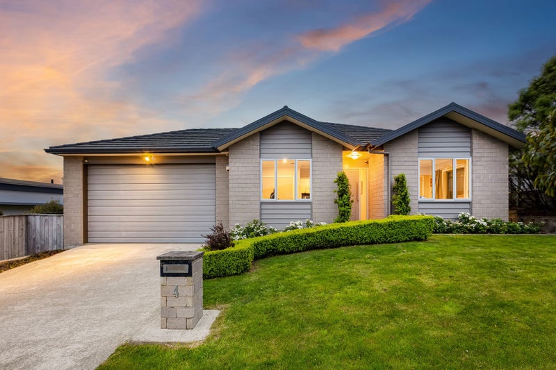 4 Peel Lane, Aotea, Porirua - Carousel 1