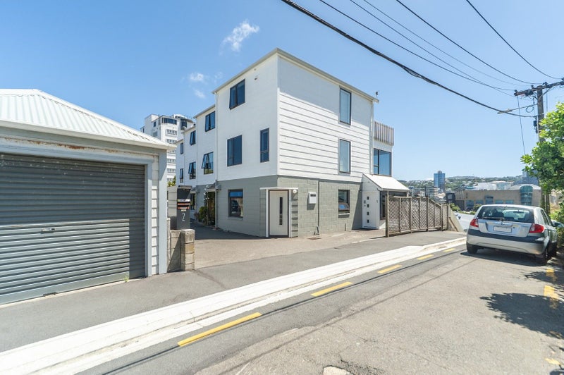 9/2 Hood Street, Mount Victoria, Wellington - Carousel 1