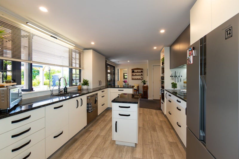 38 Kensington Drive, Taradale, Napier - Carousel 2