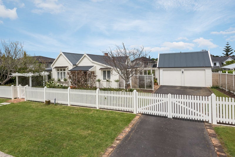 61 Beach Road, Mellons Bay, Auckland - Carousel 1