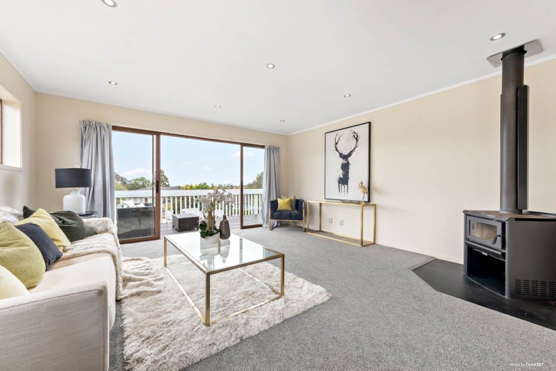 10 Halcombe Place, Green Bay, Auckland - Carousel 1