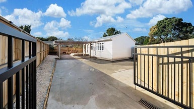 6 Cajero Place, Green Bay, Auckland - Carousel 1