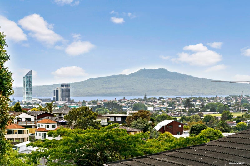 5B Speedy Crescent, Hillcrest, Auckland - Carousel 2