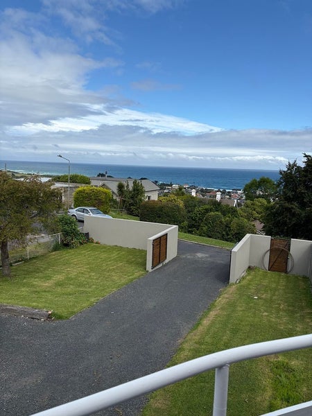 15 Seaview Terrace, Kew, Dunedin - Carousel 1