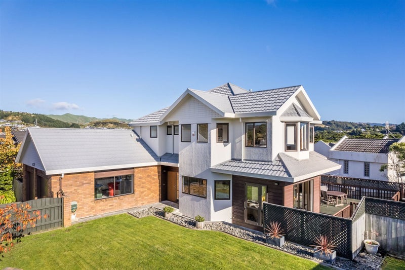 2 Saunders Close, Whitby, Porirua - Carousel 1