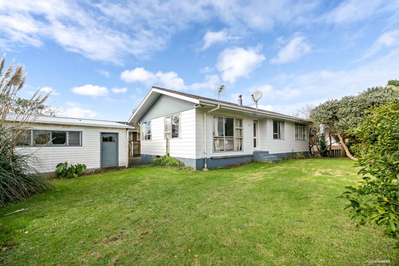 7 Dorendia Place, Clendon Park, Auckland - Carousel 2