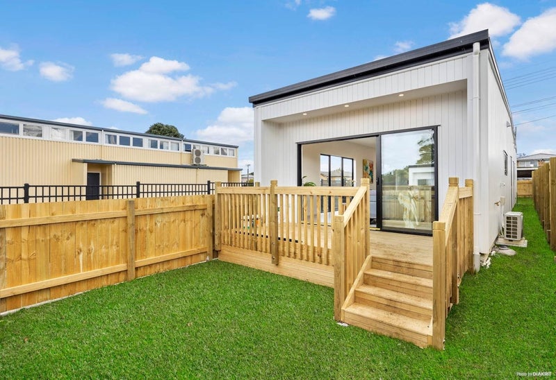 63A Flanshaw Road, Te Atatū South, Auckland - Carousel 1