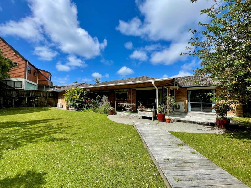 15 Baulcomb Parade, Windsor Park, Auckland - Carousel 1