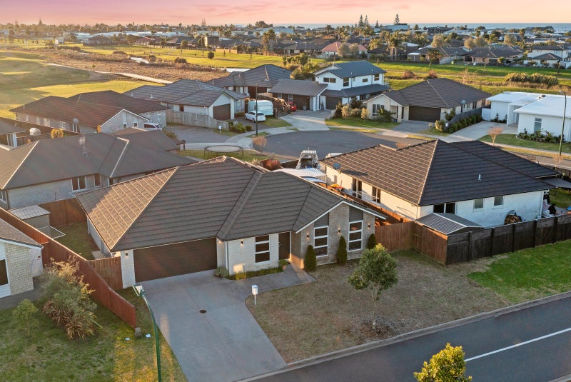 51 Harding Drive, Papamoa Beach, Papamoa - Carousel 2