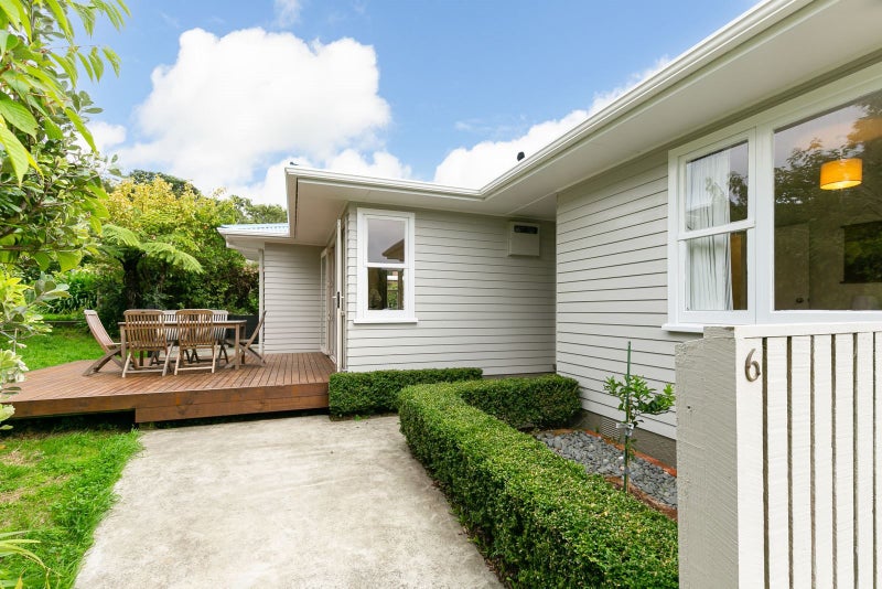 6 Thurleigh Grove, Karori, Wellington - Carousel 1