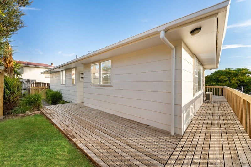 10 Hueglow Rise, West Harbour, Auckland - Carousel 2