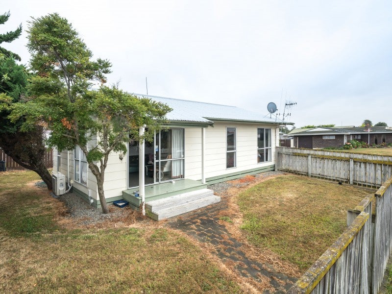 2 Suzanne Grove, Kelvin Grove, Palmerston North - Carousel 1