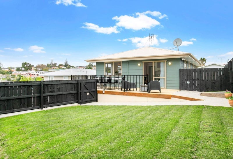 10A Whittle Place, New Windsor, Auckland - Carousel 1