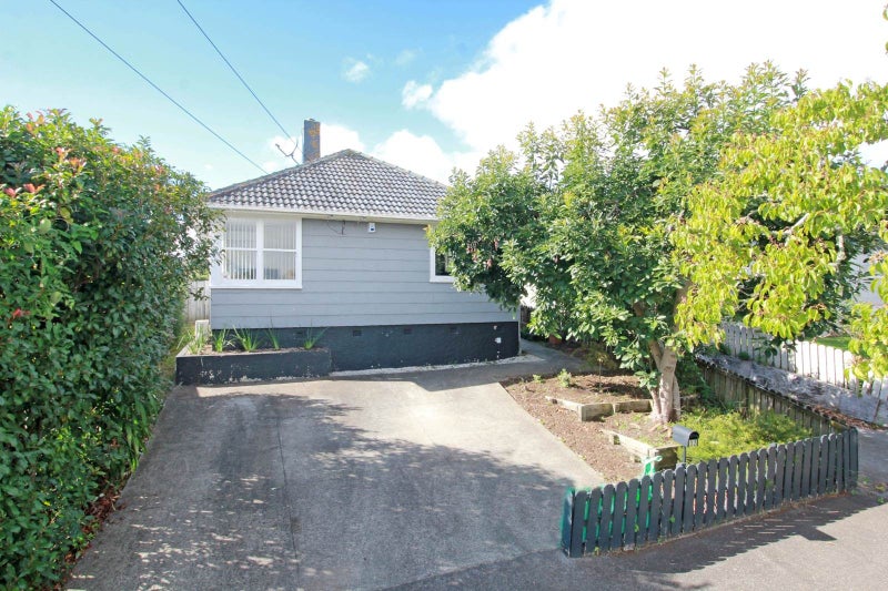 32 Holland Avenue, Point England, Auckland - Carousel 1