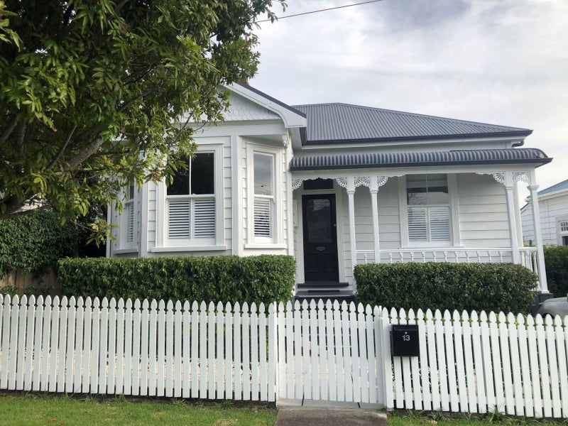 13 Roslyn Terrace, Stanley Point, Auckland - Carousel 1