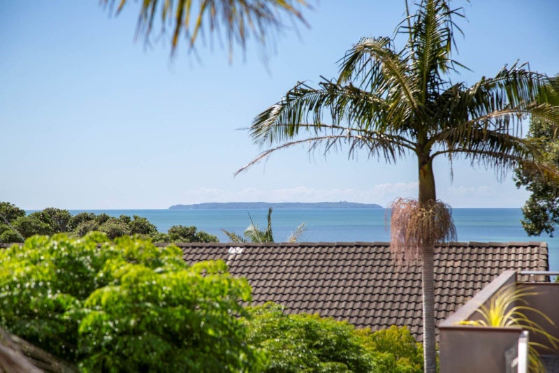 1/7 Scarboro Terrace, Murrays Bay, Auckland - Carousel 2