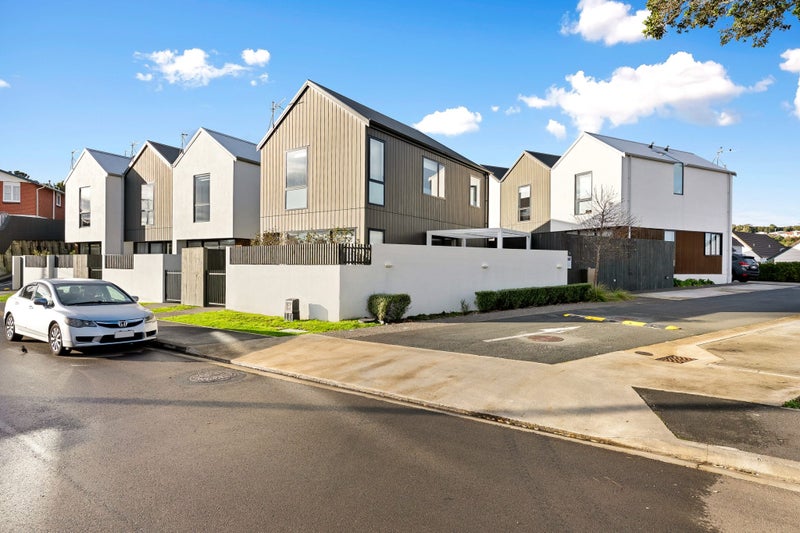 13/6 Oswald Crescent, Paparangi, Wellington - Carousel 13