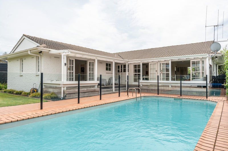 8 Clements Crescent, Queenwood, Hamilton - Carousel 1