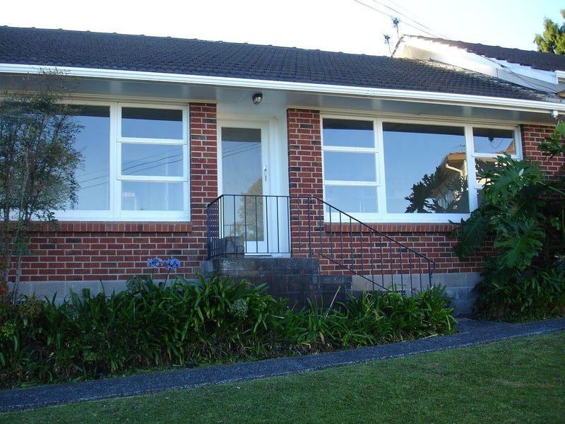 2/4 Dewsbury Terrace, Castor Bay, Auckland - Carousel 1