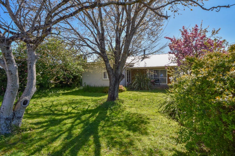 320 High Street South, Carterton - Carousel 24