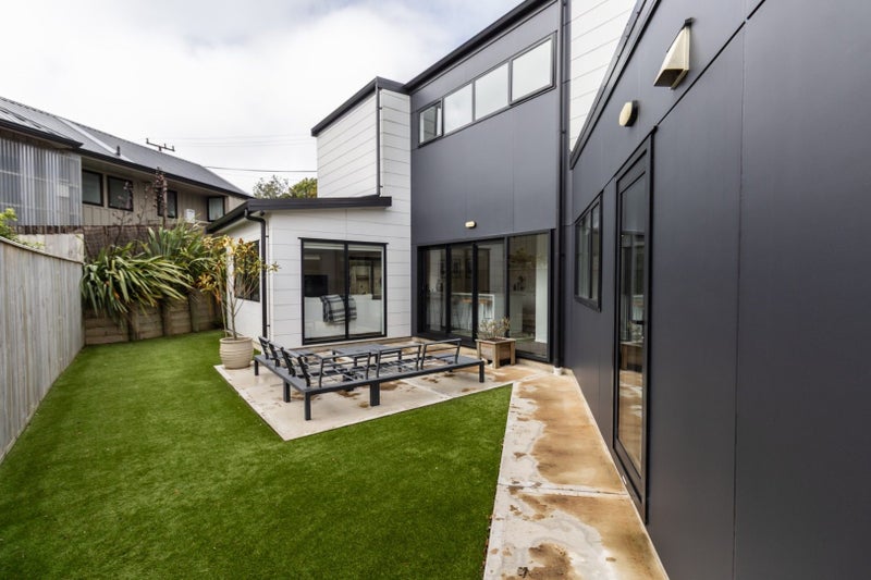 41 Glanmire Road, Newlands, Wellington - Carousel 1