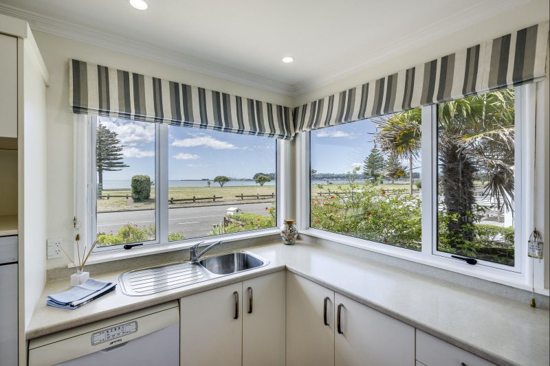 18 The Esplanade, Westshore, Napier - Carousel 2