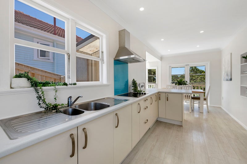 9 Mexted Terrace, Tawa, Wellington - Carousel 2