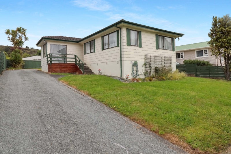 12 Blueberry Grove, Timberlea, Upper Hutt - Carousel 1
