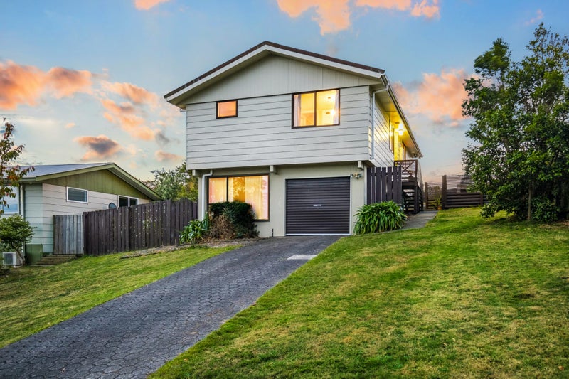 4 Gaff Place, Whitby, Porirua - Carousel 1