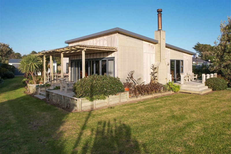 28 Kent Avenue, Waitarere Beach, Levin - Carousel 1