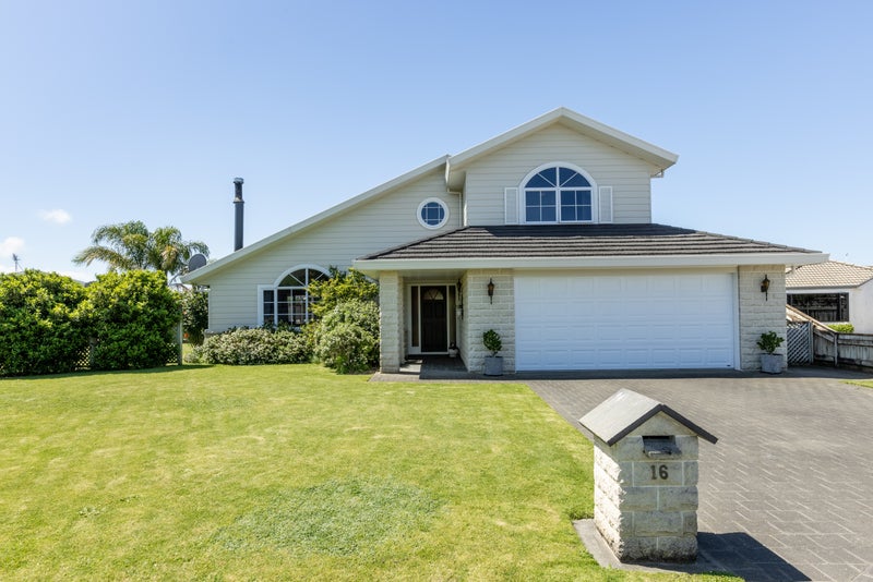 16 Bishops Close, Greenmeadows, Napier - Carousel 1