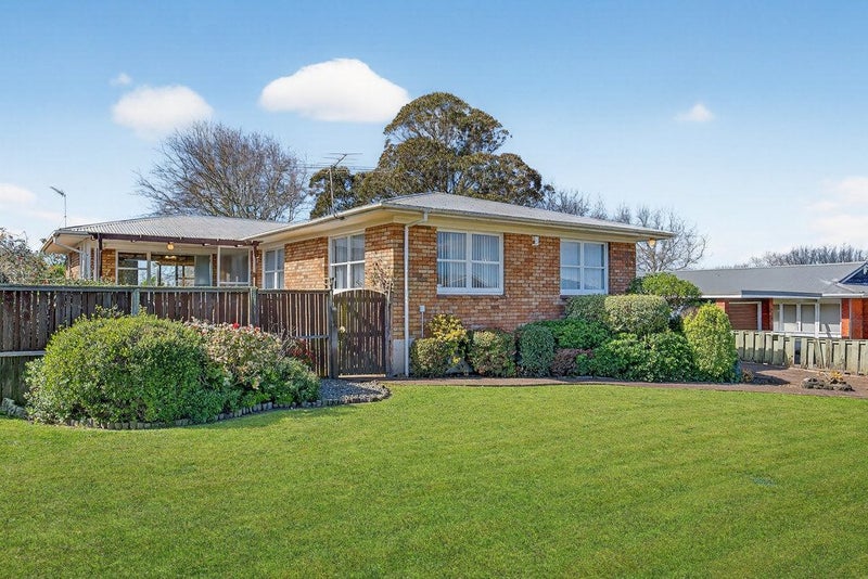 16 Cascades Road, Pakuranga Heights, Auckland - Carousel 1