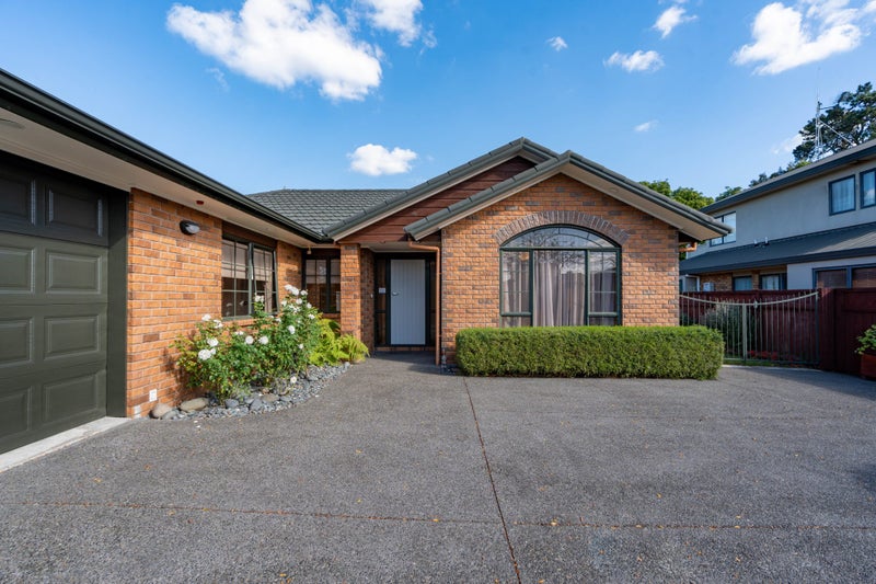 9 Montrose Crescent, Huntington, Hamilton - Carousel 1