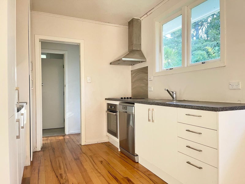 15 Daffodil Street, Titirangi, Auckland - Carousel 2