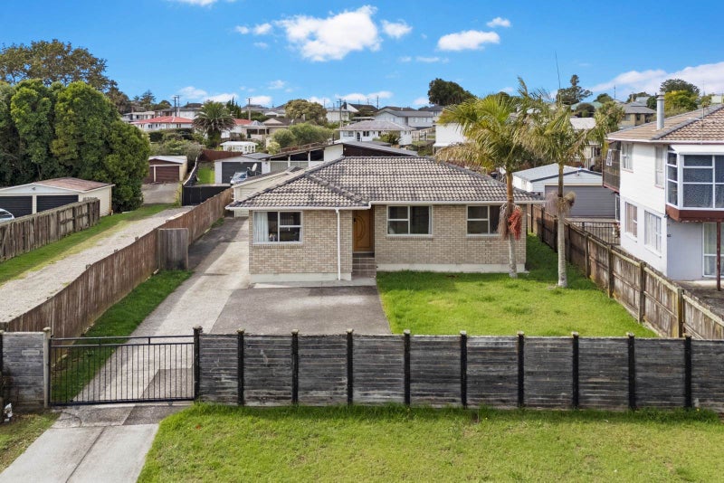 41 Thornlow Street, Glendene, Auckland - Carousel 1