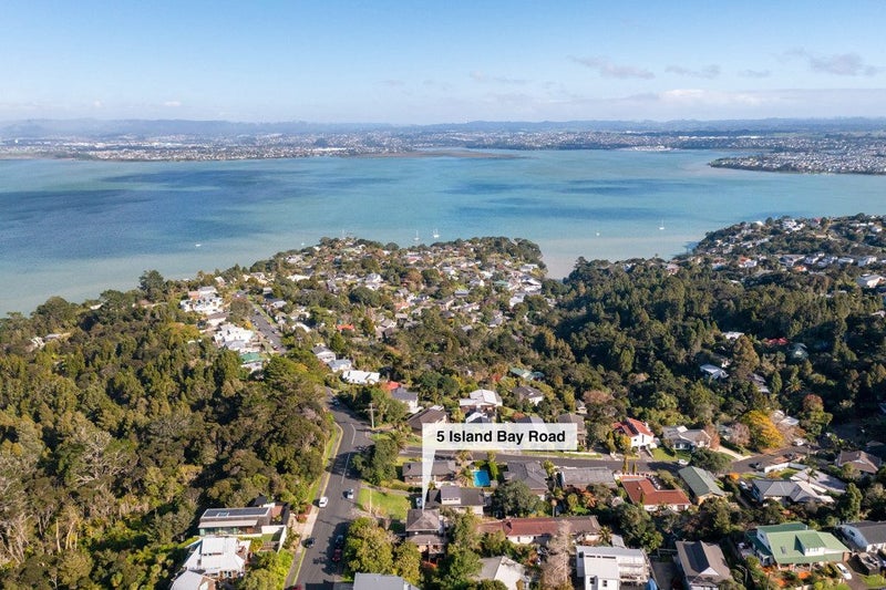 5 Island Bay Road, Beach Haven, Auckland - Carousel 2