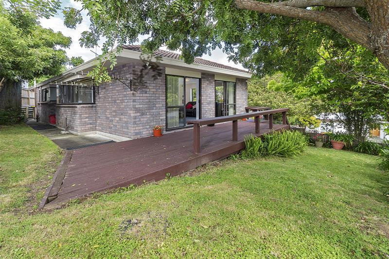 2/11 Charles Dickens Drive, Mellons Bay, Auckland - Carousel 1